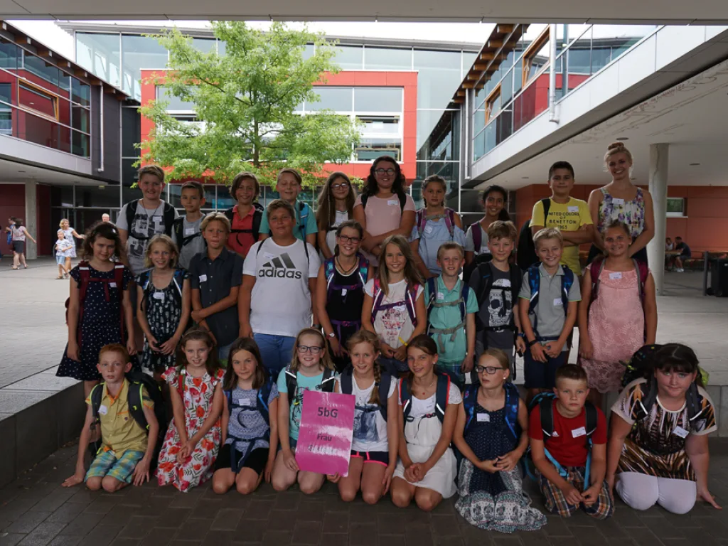 Klassenfoto einer neuen fünften Klasse mit Klassenleitungen.